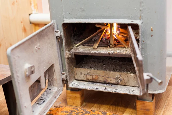 Wood burning inside the Solid bio fuel boiler. Renewable source of energy. green environmentally friendly fuel. Old warm cozy burning fire in a fireplace close up. — Stock Photo, Image