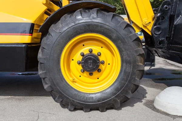 Um fragmento de uma enorme roda e pneu de equipamento de construção — Fotografia de Stock