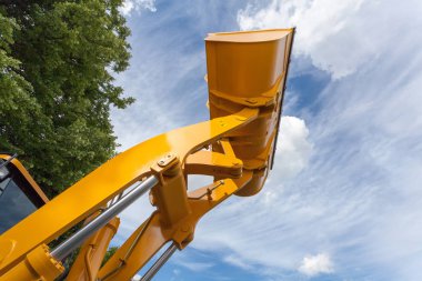 Buldozer kova mavi gökyüzü inşaat sahasında