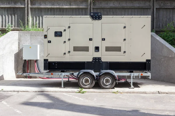 Grote back-up Generator voor kantoorgebouw aangesloten op het bedieningspaneel met kabel draad. — Stockfoto