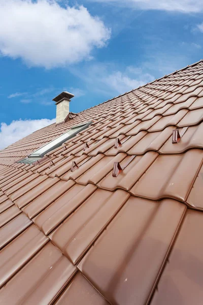 Nouveau toit avec cheminée et puits de lumière, carrelage rouge naturel et cheminée . — Photo