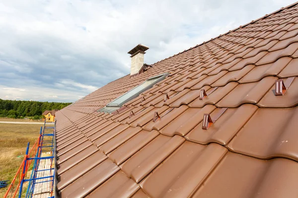 Új tető tetőablak, természetes piros cserép és a kémény. — Stock Fotó