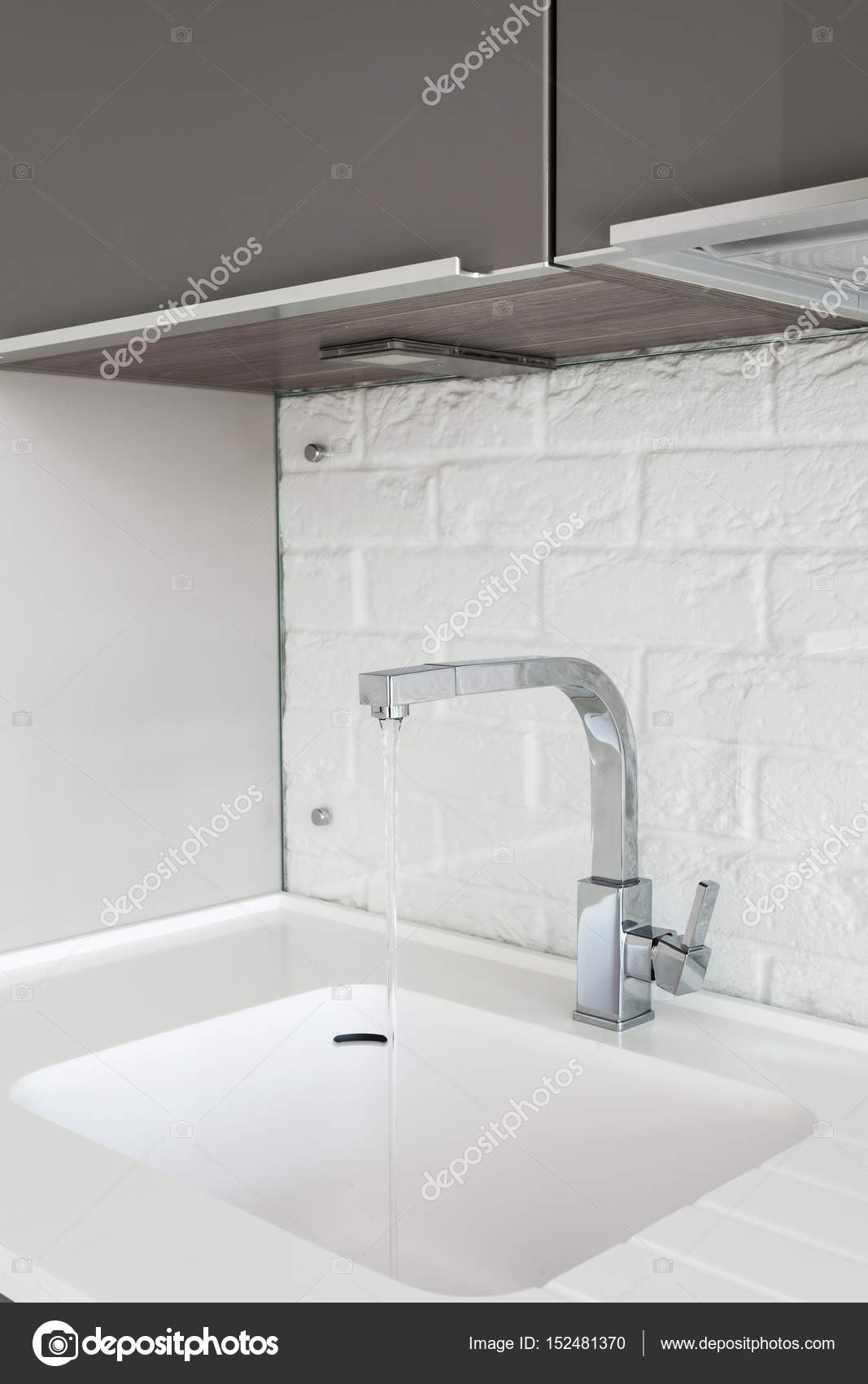 detail von einer rechteckigen designer küchenspüle mit wasserhahn ... detail von einer rechteckigen designer küchenspüle mit wasserhahn ...