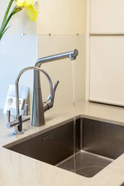 Dikdörtgen bir tasarımcı lavabo krom musluk suyu ile detay.