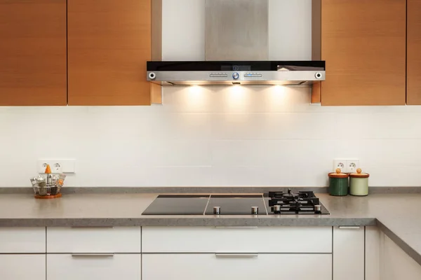 Großaufnahme von Dunstabzugshaube und Keramikkochplatte in der neuen modernen Küche. — Stockfoto