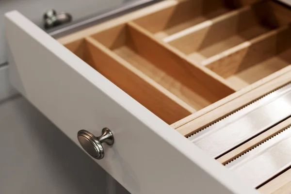Closeup ανοιχτό ξύλινο συρταριών για μαχαιροπίρουνα. — Φωτογραφία Αρχείου