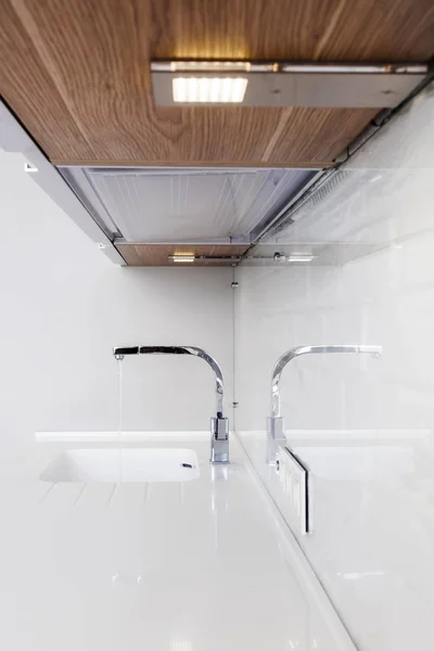 Dikdörtgen bir tasarımcı lavabo krom musluk suyu ile detay. — Stok fotoğraf
