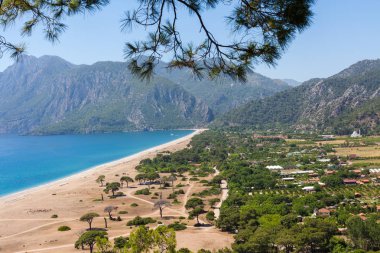 Gözlem güverte Çıralı Türkiye'de. Dağların fon karşı denizin panoramik görünümü