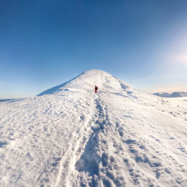 Ukrayna'da Karpat Dağları'nın kış manzarası. Ekipman dağlara yükseltilmiş olan adam