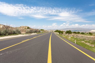 yol yaz dağ Vadisi Kapadokya Türkiye'de.