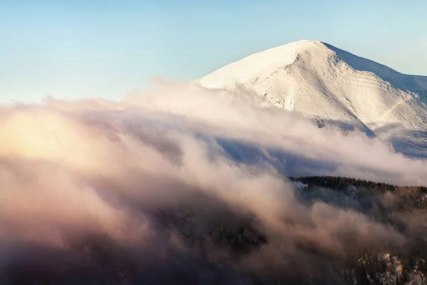 Paisaje invernal de las Montañas Cárpatas en Ucrania. La parte superior es la niebla apretada y oscurecido por las nubes — Foto de Stock