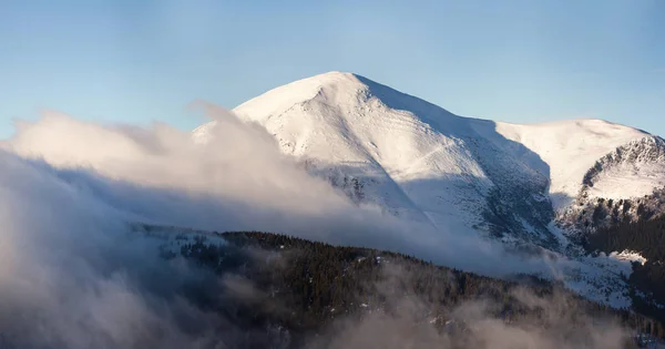 Paisaje invernal de las Montañas Cárpatas en Ucrania. La parte superior es la niebla apretada y oscurecido por las nubes — Foto de Stock