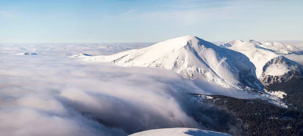 Paisaje invernal de las Montañas Cárpatas en Ucrania. La parte superior es la niebla apretada y oscurecido por las nubes — Foto de Stock