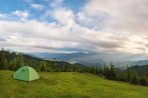 La tente est située sur les pentes des Carpates — Photo