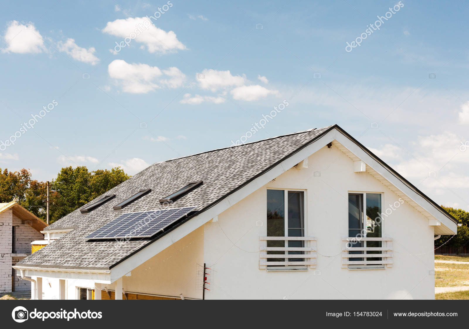 Zonneboiler deelvenster verwarming op nieuwe huis dak met dakramen ... Huis verwarmen met zonneboiler