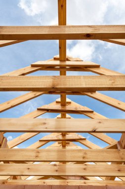 Yeni Konut ahşap inşaat ev çerçeve mavi gökyüzü karşı.