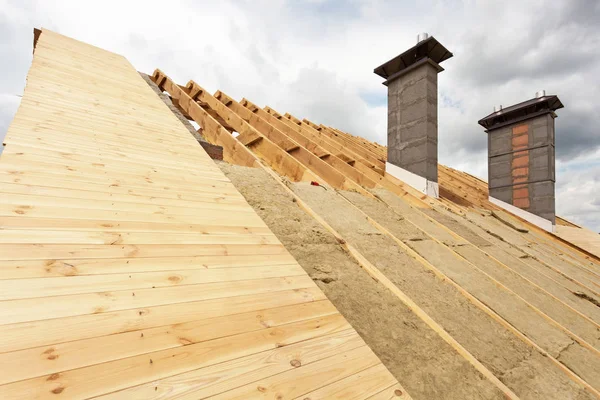 Dach unter Konstruktion.Installation Mineralwolldämmung — Stockfoto