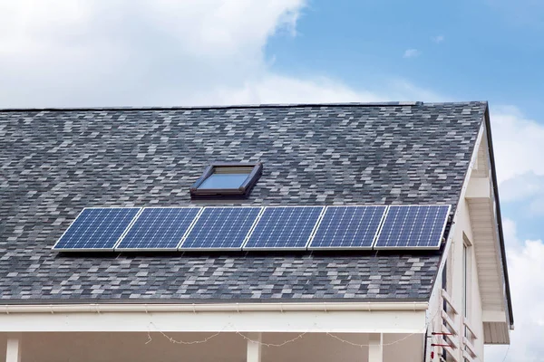 Солнечная водяная панель отопления на крыше нового дома с люками против голубого неба . — стоковое фото