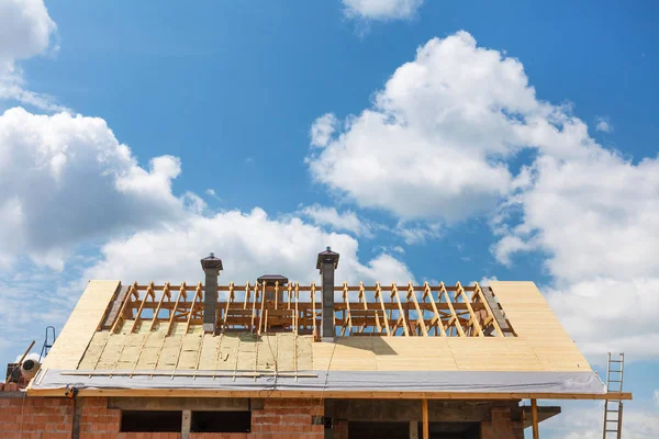 Dach mit Isolierung und Schornsteinen. Haus im Bau. — Stockfoto