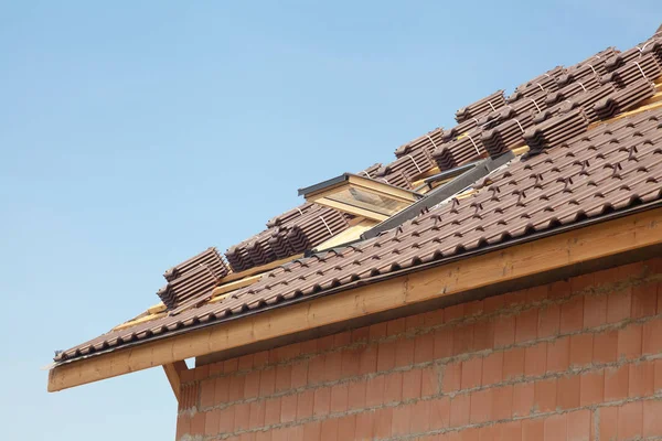 Nuovo tetto con lucernario aperto, tegola rossa naturale contro il cielo blu . — Foto Stock