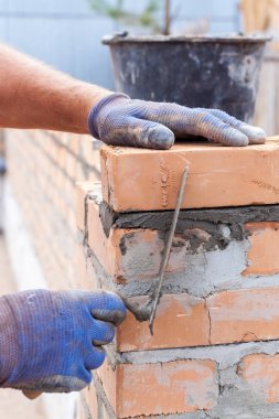 İnşaat mason işçi çimento tuğla açık havada mala macun bıçak ile yükleme.