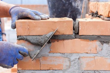 İnşaat mason işçi çimento tuğla açık havada mala macun bıçak ile yükleme