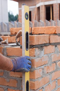 İnşaat mason işçisi tuğla duvarlar ile profesyonel seviyesi ölçümü