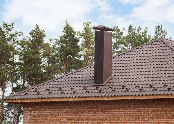 Nouveau toit carrelé rouge avec cheminée . — Photo