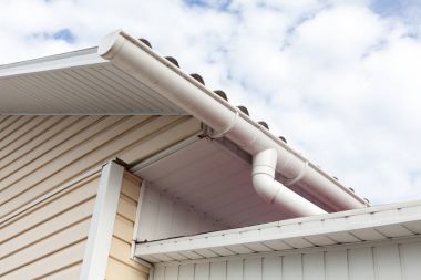 Yağmur oluk sistemi bir çatı üzerinde