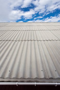 Mavi gökyüzü karşı asbest kayrak çatı.