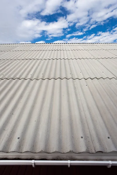 Azbestové břidlicové střechy proti modré obloze. — Stock fotografie