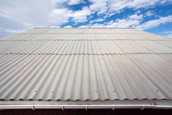 Asbestos slate roof against blue sky. — Stock Photo, Image