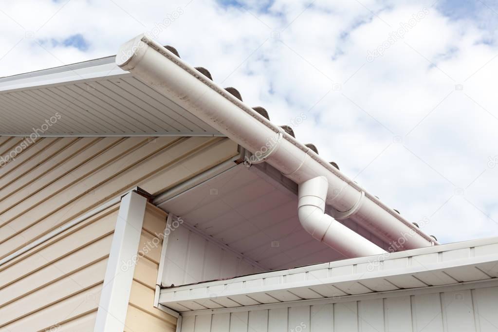 Rain gutter system on a roof
