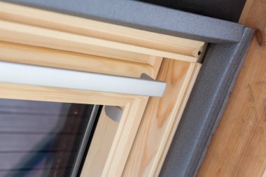 Isı yalıtım katmanı çatı penceresinde closeup.