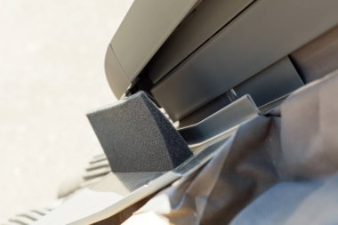 Kesit çatı penceresinde (ışıklık veya çatı ısı yalıtım malzemesi ile yanıp sönen).