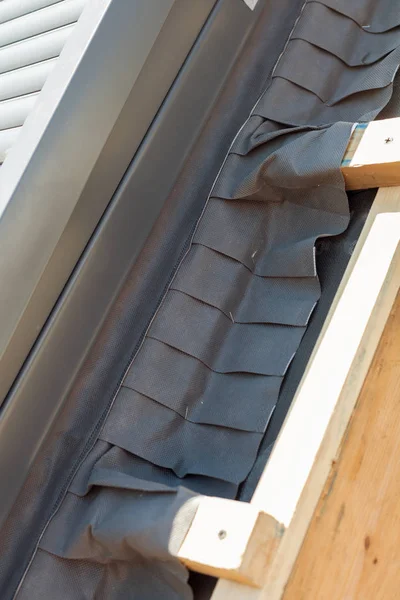 Προβολή closeup των πλευρών με μόνωση και σφουγγάρι σφραγίδες παράθυρο οροφής (skylight ή dormer). — Φωτογραφία Αρχείου