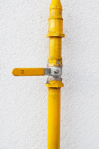 Válvula de gás natural de corte de segurança do aquecedor residencial para manutenção e serviço de desligamento de emergência na linha de tubos de metal galvanizado . — Fotografia de Stock