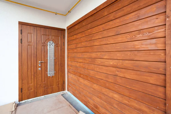 Modern giriş kapısı ile kahverengi ahşap kapı aynası . — Stok fotoğraf