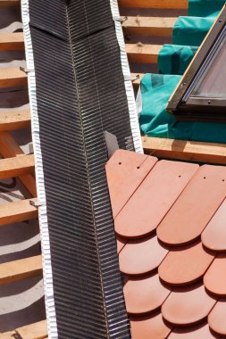 Yeni çatı inşaat ahşap kiriş, köşe, ışıklık ve doğal döşeme katmanı su yalıtım altında.