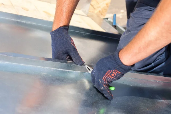 Çatı ustası Oluşturucusu alt kullanarak özel pense ile büyük bir düz kavrama bir sac katlama bitirme.