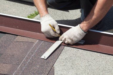 Doğal Çatı döşeme instaalation. Çatı ustası Oluşturucusu alt dikişleri arasındaki mesafe işaretler.