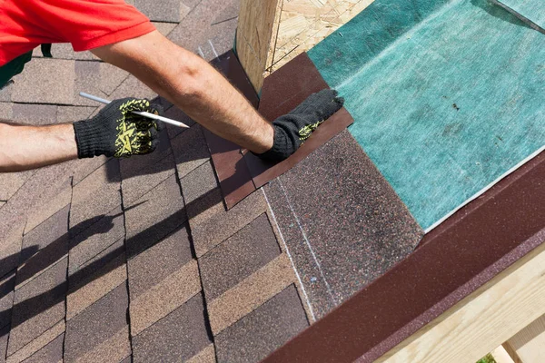 Natural roof tile instaalation. Roofer builder worker marks the distance between the seams. — Stock Photo, Image