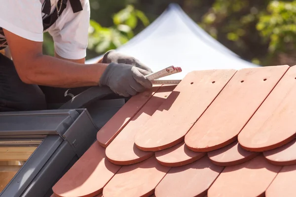 Installazione tegole tetto naturale. Costruttore Roofer utilizzare il timone per misurare la distanza tra le piastrelle . — Foto Stock