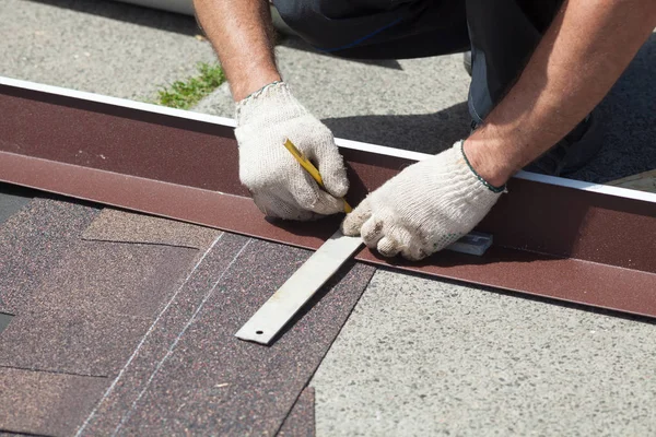 Doğal Çatı döşeme instaalation. Çatı ustası Oluşturucusu alt dikişleri arasındaki mesafe işaretler.