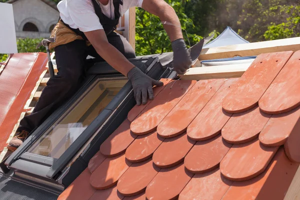 Χέρια των roofer τοποθέτηση του κεραμιδιού στην οροφή. Εγκατάσταση φυσικό κόκκινο πλακίδιο — Φωτογραφία Αρχείου