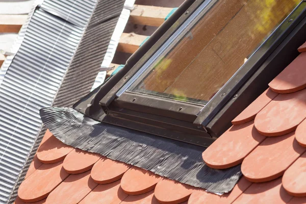 Yeni çatı inşaat ahşap kiriş, köşe, ışıklık ve doğal döşeme katmanı su yalıtım altında.