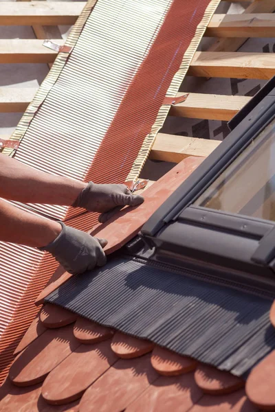 手中屋顶铺设瓷砖在屋顶上。安装天然红瓦 — 图库照片
