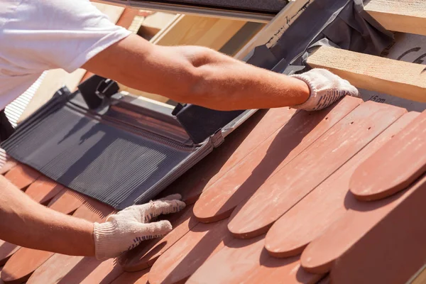 Χέρια των roofer τοποθέτηση του κεραμιδιού στην οροφή. Εγκατάσταση φυσικό κόκκινο πλακίδιο — Φωτογραφία Αρχείου