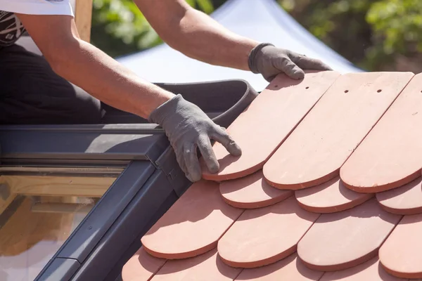手中屋顶铺设瓷砖在屋顶上。安装天然红瓦 — 图库照片