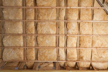 Fiberglas soğuk bariyer ve izolasyon malzemesi ile tavan Iinsulation.